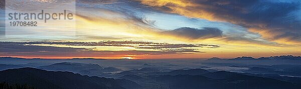 Bergsilhouette  Sonnenaufgang auf der Gerlitzen mit Blick ins Klagenfurter Becken  Gerlitzen Alpe  Nockberge  Gurktaler Alpen  Kärnten  Österreich  Europa