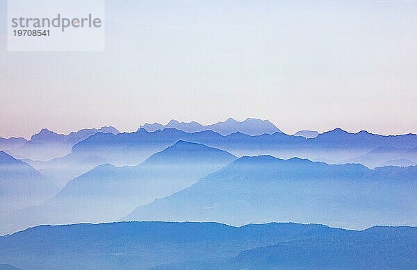 Bergsilhouette  Blick von der Gerlitzen zu den Karawanken bei Sonnenaufgang  Gerlitzen  Gerlitzen Alpe  Nockberge  Gurktaler Alpen  Kärnten  Österreich  Europa