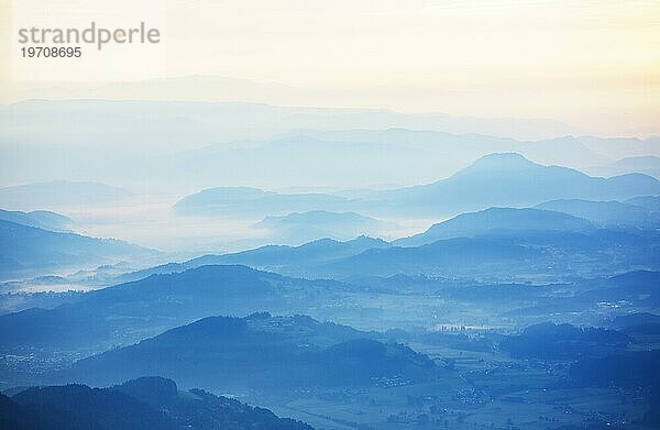 Bergsilhouette  Berge in der Morgendämmerung mit Blick ins Klagenfurter Becken  Gerlitzen  Gerlitzen Alpe  Nockberge  Gurktaler Alpen  Kärnten  Österreich  Europa