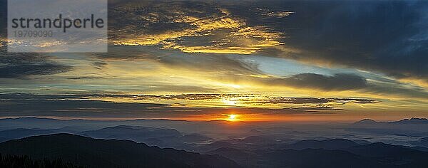 Bergsilhouette  Sonnenaufgang auf der Gerlitzen mit Blick ins Klagenfurter Becken  Gerlitzen Alpe  Nockberge  Gurktaler Alpen  Kärnten  Österreich  Europa