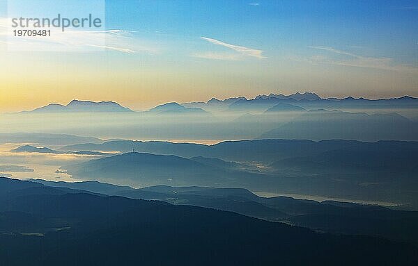 Bergsilhouette  Berge in der Morgendämmerung mit Blick ins Klagenfurter Becken mit Wörthersee und Karawanken  Gerlitzen  Gerlitzen Alpe  Nockberge  Gurktaler Alpen  Kärnten  Österreich  Europa