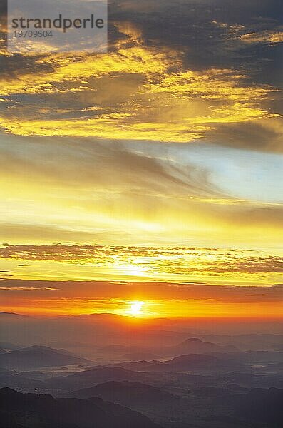 Bergsilhouette  Sonnenaufgang auf der Gerlitzen mit Blick ins Klagenfurter Becken  Gerlitzen Alpe  Nockberge  Gurktaler Alpen  Kärnten  Österreich  Europa