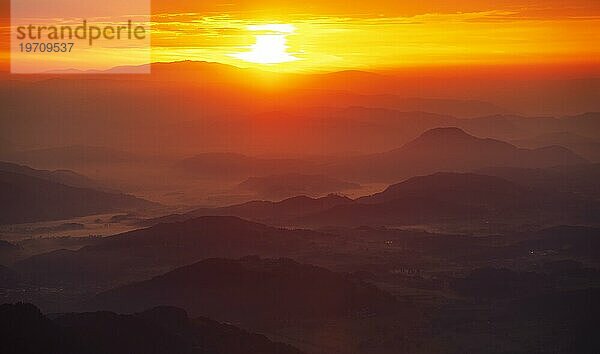 Bergsilhouette  Sonnenaufgang auf der Gerlitzen mit Blick ins Klagenfurter Becken  Gerlitzen Alpe  Nockberge  Gurktaler Alpen  Kärnten  Österreich  Europa