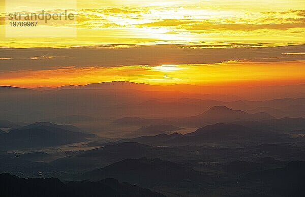 Bergsilhouette  Sonnenaufgang auf der Gerlitzen mit Blick ins Klagenfurter Becken  Gerlitzen Alpe  Nockberge  Gurktaler Alpen  Kärnten  Österreich  Europa