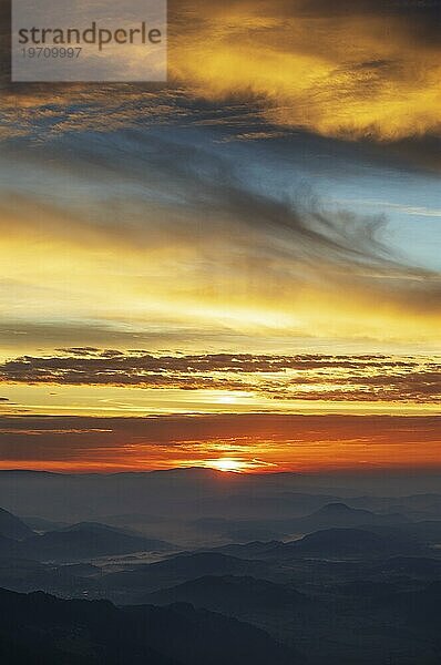 Bergsilhouette  Sonnenaufgang auf der Gerlitzen mit Blick ins Klagenfurter Becken  Gerlitzen Alpe  Nockberge  Gurktaler Alpen  Kärnten  Österreich  Europa