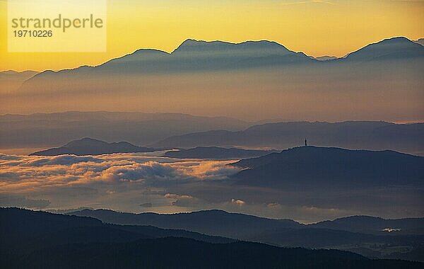 Bergsilhouette  Berge in der Morgendämmerung mit Blick ins Klagenfurter Becken mit Wörthersee und Karawanken  Gerlitzen  Gerlitzen Alpe  Nockberge  Gurktaler Alpen  Kärnten  Österreich  Europa