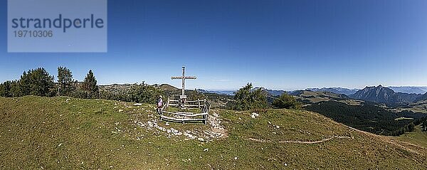Drohnenaufnahme  Wanderin beim Gipfelkreuz am Labenberg  Postalm  Osterhorngruppe  Salzkammergut  Land Salzburg  Österreich  Europa