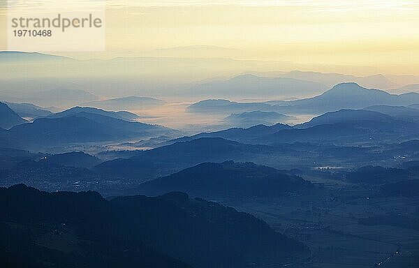 Bergsilhouette  Berge in der Morgendämmerung mit Blick ins Klagenfurter Becken  Gerlitzen  Gerlitzen Alpe  Nockberge  Gurktaler Alpen  Kärnten  Österreich  Europa