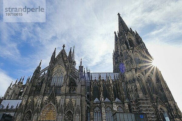 Kölner Dom mit Sonnenstern  Köln  Nordrhein-Westfalen  Deutschland  Europa