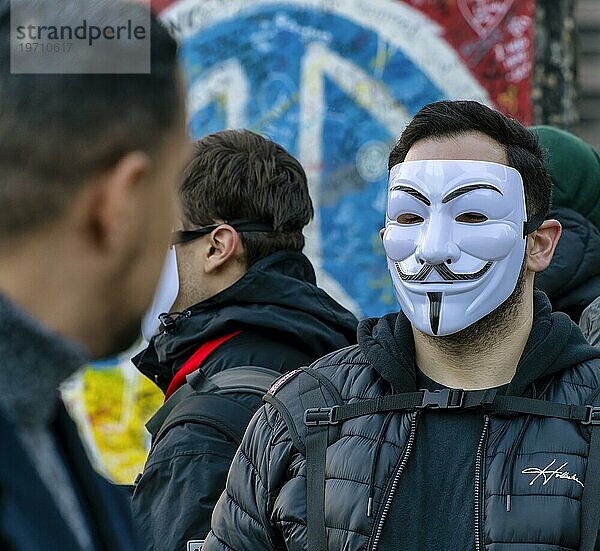 Kundgebung gegen Tierversuche  Teilnehmer mit Guy Fawkes Maske  Vendetta  Potsdamer Platz  Berlin  Deutschland  Europa