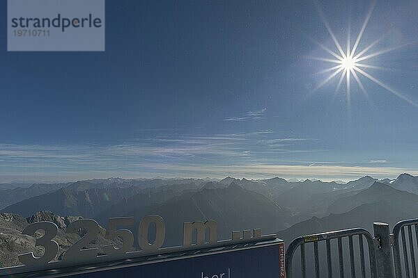 Blick auf die alpine Bergwelt  Panoramaterrasse (3.250m)  Hintertuxer Gletscher  Gegenlicht  Hintertux  Tuxtal  Zillertaler Alpen  Tirol  Österreich  Europa