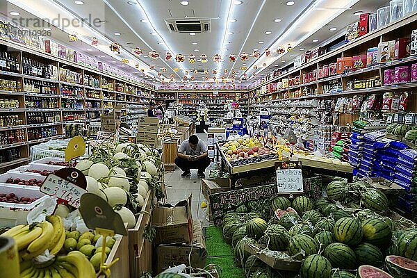 Supermarkt  Gemüsemarkt im Zentrum von Shanghai  China  Asien