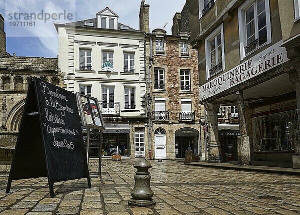 Aufsteller für ein Restaurant und Einzelhandelsgeschäfte aus der Froschperspektive in Dinan  Côtes-d'Armor  Bretagne  Frankreich  Europa