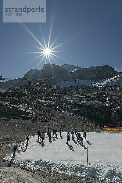 Zwischenstation Tuxer-Ferner-Haus (2.2660m)  Hintertuxer Gletscherbahn  Skipiste  Skiläufer  Zweiseilumlaufbahn  Gletscherbus  Gegenlicht  Liftanlage  Gondel  Hintertux  Tuxertal  alpine Bergwelt  blauer Himmel  Zillertaler Alpen  Tirol  Österreich  Europa