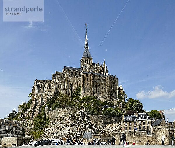 Kloster Mont-Saint-Michel bei Ebbe aus der Froschperspektive  Manche  Normandie  Frankreich  Europa