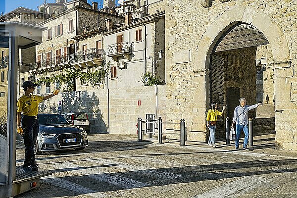 Verkehrspolizistin an der Porta San Francesco  Stadt San Marino  San Marino  Europa