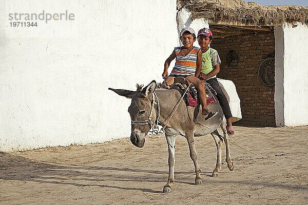 Zwei Kinder reiten auf einem Esel  Samarkand  Usbekistan  Asien