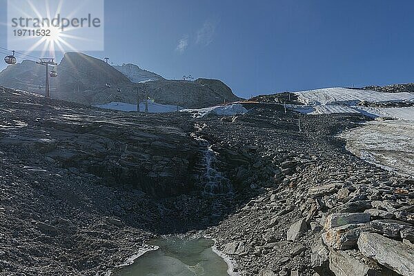 Zwischenstation Tuxer-Ferner-Haus (2.2660m)  Hintertuxer Gletscherbahn  Zweiseilumlaufbahn  Gletscherbus  Schmelzwasser  Klinakrise  Gegenlicht  Liftanlage  Gondel  Hintertux  Tuxertal  alpine Bergwelt  blauer Himmel  Zillertaler Alpen  Tirol  Österreich  Europa