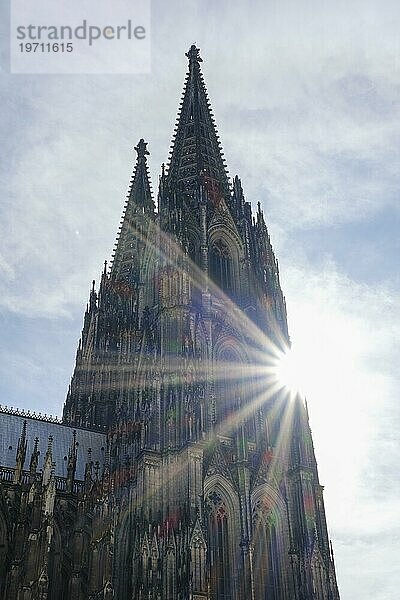 Kölner Dom mit Sonnenstern  Köln  Nordrhein-Westfalen  Deutschland  Europa