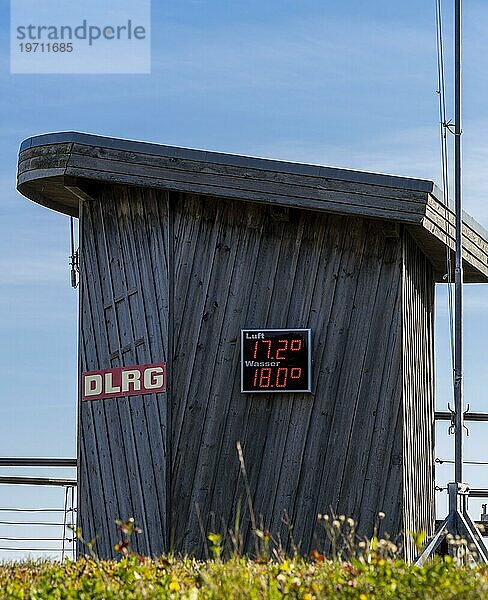 DLRG Rettungsstation mit Temperaturanzeige  Baabe  Rügen  Mecklenburg-Vorpommern  Deutschland  Europa