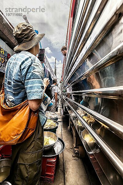 Eisenbahn  Gleise  Zug  Stand  Markt  gefährlich  Verkehr  Handel  Tourist  Reisen  Attraktion  Menschen  Reisen  Bangkok  Maeklong Railway Market  Samut Songkhram  Thailand  Asien