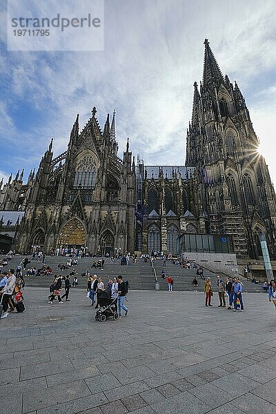 Kölner Dom mit Sonnenstern  Köln  Nordrhein-Westfalen  Deutschland  Europa