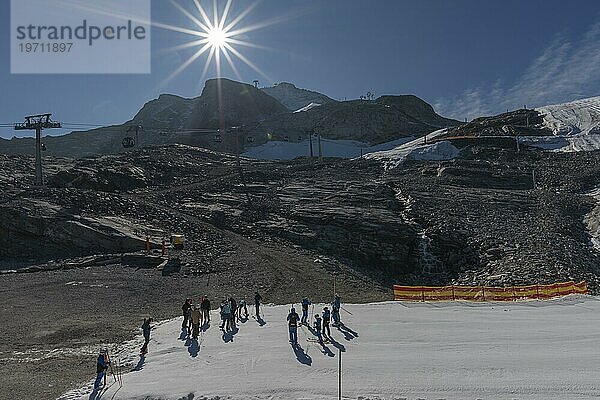 Zwischenstation Tuxer-Ferner-Haus (2.2660m)  Hintertuxer Gletscherbahn  Skipiste  Skiläufer  Zweiseilumlaufbahn  Gletscherbus  Gegenlicht  Liftanlage  Gondel  Hintertux  Tuxertal  alpine Bergwelt  blauer Himmel  Zillertaler Alpen  Tirol  Österreich  Europa