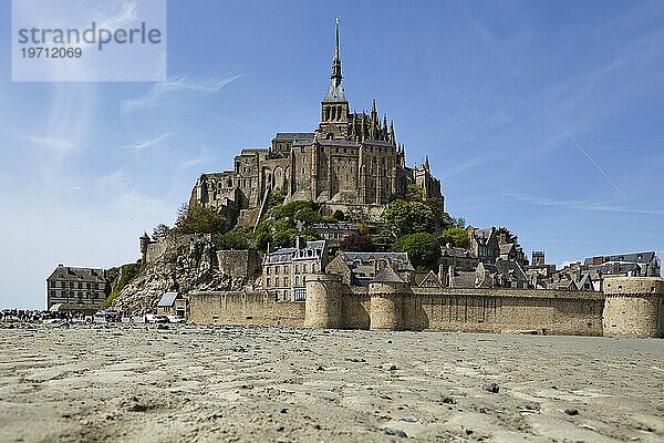 Kloster Mont-Saint-Michel bei Ebbe aus der Froschperspektive  Manche  Normandie  Frankreich  Europa