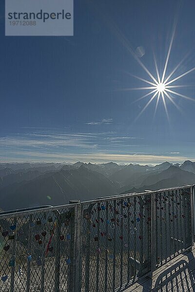Blick auf die alpine Bergwelt  Panoramaterrasse (3.250m)  Hintertuxer Gletscher  Liebesschlösser  Gegenlicht  Hintertux  Tuxtal  Zillertaler Alpen  Tirol  Österreich  Europa