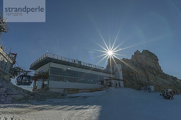 Ganzjähriges Skigebiet  Hintertuxer Gletscher (3.250m)  Skiläufer  Gegenlicht  Aussichtsplattform Gipfelstation  Hintertuxer Gletscherbahn  Hintertux  Zillertaler Alpen  alpine Berglandschaft  blauer Himmel  Tirol  Österreich  Europa