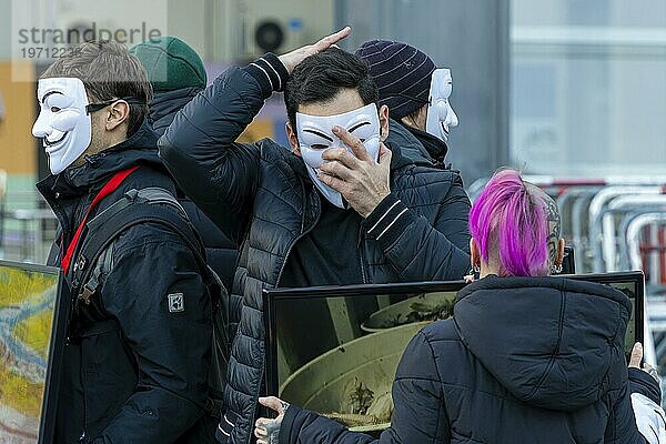 Kundgebung gegen Tierversuche  Teilnehmer mit Guy Fawkes Maske  Vendetta  Potsdamer Platz  Berlin  Deutschland  Europa