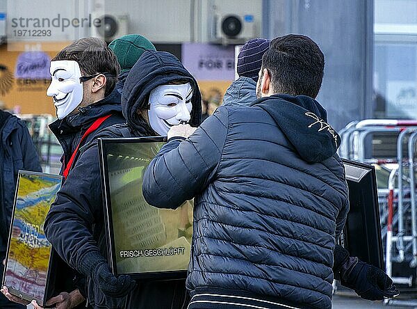 Kundgebung gegen Tierversuche  Teilnehmer mit Guy Fawkes Maske  Vendetta  Potsdamer Platz  Berlin  Deutschland  Europa