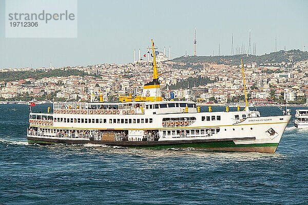 Passagiere benutzen in Istanbul Fähren zwischen zwei Kontinenten