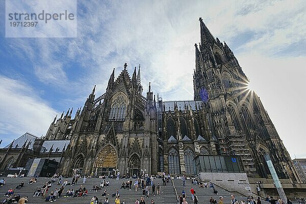 Kölner Dom mit Sonnenstern  Köln  Nordrhein-Westfalen  Deutschland  Europa