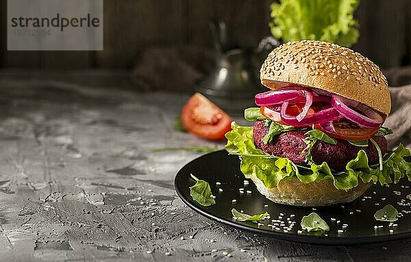Vorderansicht vegetarischer Burger Teller mit Kopierbereich