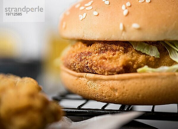 Vorderansicht Brathähnchenburger mit Salat und Sesam