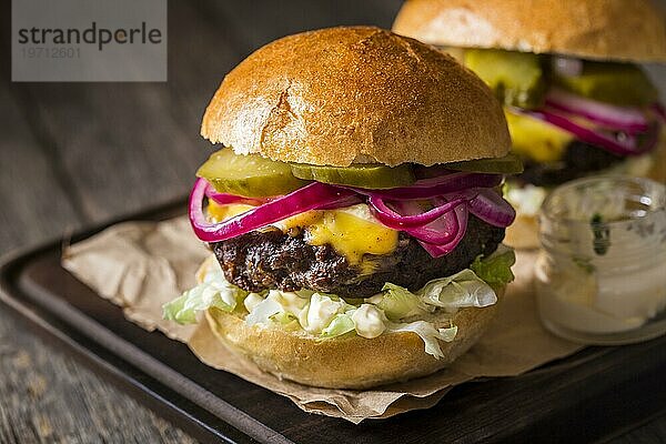 Vorderansicht Burger mit Gurken Schneidebrett