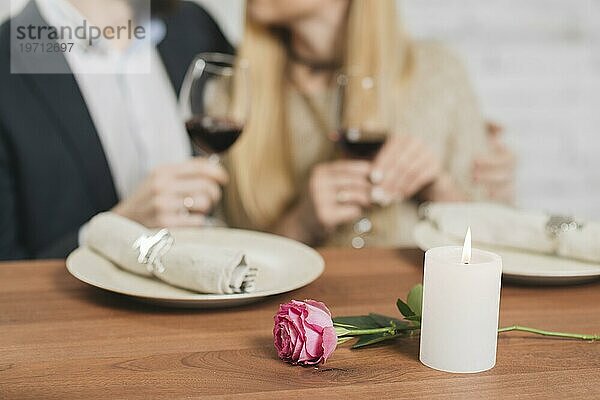 Paar beim romantischen  eleganten Abendessen