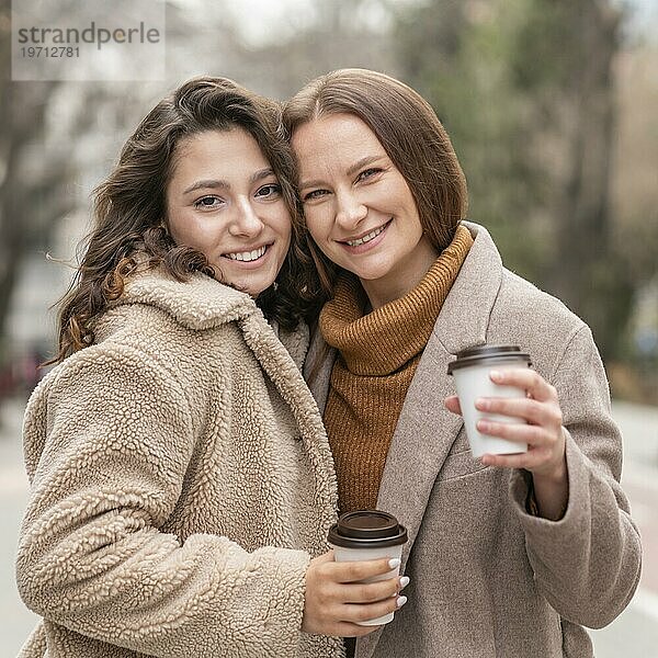 Medium shot Frauen mit Kaffee im Freien