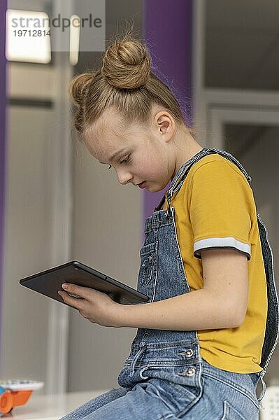 Mittlere Aufnahme Mädchen lernt mit Tablet