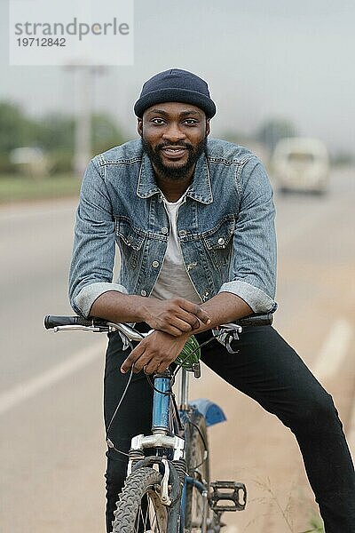 Smileymann posiert mit Fahrrad