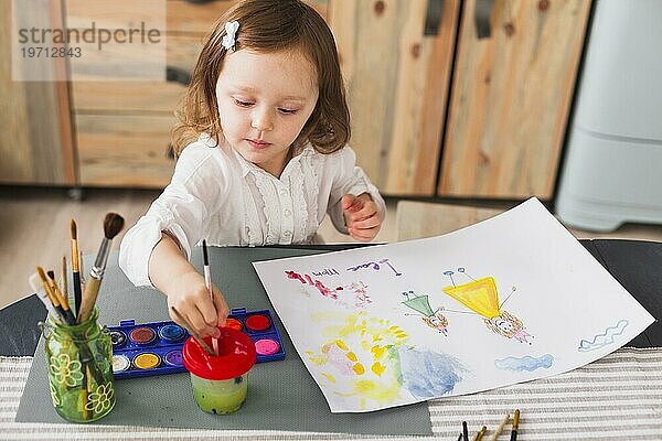 Kleines Mädchen malt Mutter Kind Papier