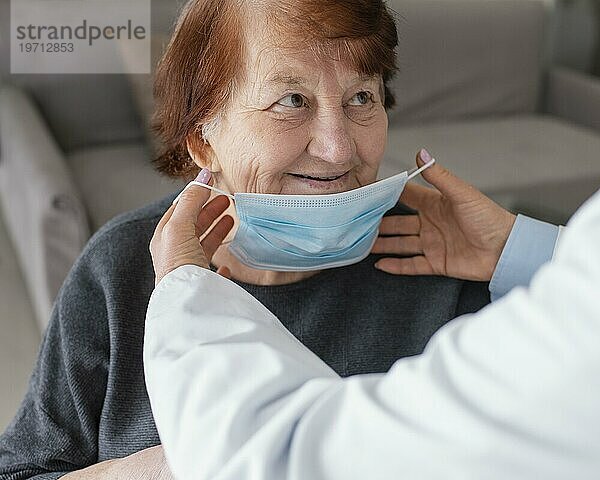 Close up alte Frau mit Gesichtsmaske