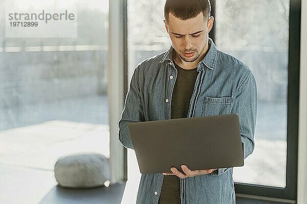 Geschäftsmann Büro mit Laptop