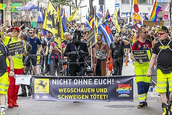 Der Lederclub LC Stuttgart kämpft gegen Teilnahmeverbote einzelner Gruppen  etwa der Fetish Puppies. Christopher Street Day  Pride Demonstration als Zeichen für Vielfalt  Respekt  Akzeptanz und Gleichberechtigung  Stuttgart  Baden-Württemberg  Deutschland  Europa