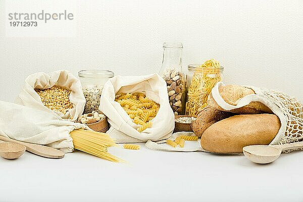 Vorderansicht Brot Mehrwegbeutel mit losen Teigwaren Nüsse