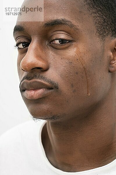 Trauriger schwarzer Mann weint