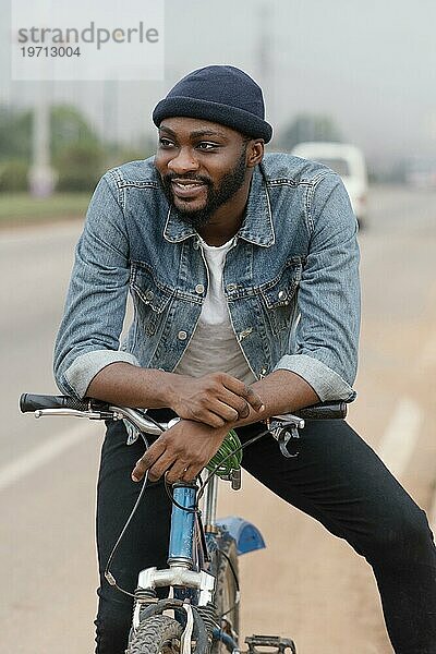Smileymann posiert mit Fahrrad