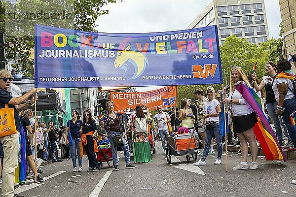 Gruppe des Deutschen Journalisten Verband  DJV. Christopher Street Day  Pride Demonstration als Zeichen für Vielfalt  Respekt  Akzeptanz und Gleichberechtigung  Stuttgart  Baden-Württemberg  Deutschland  Europa