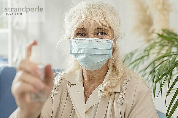 Porträt Oma mit Maske Desinfektionsmittel